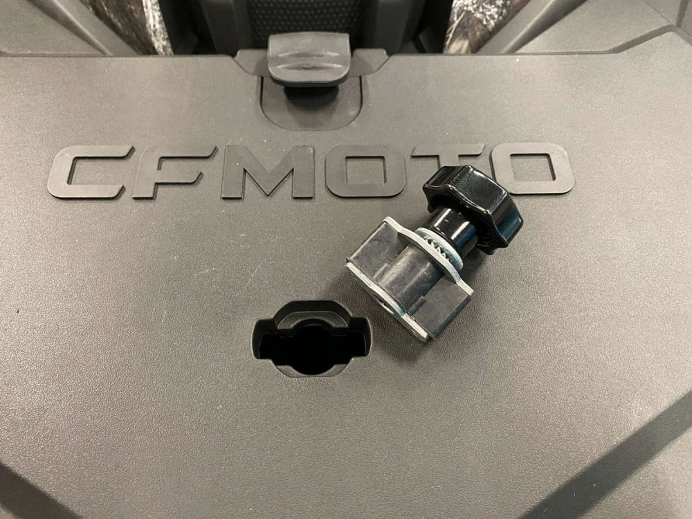 Rýchloupínací tŕň do plast. nosiča CFMOTO